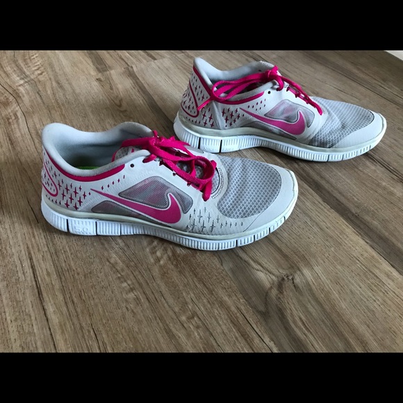 Nike Shoes - Women’s Grey and Pink Size 9 Nike Free Run 5.0